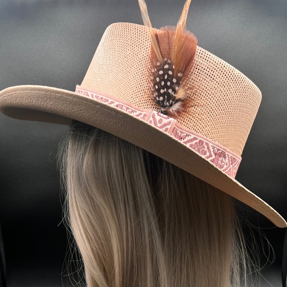 H18 Hat Gallero Style in Cream Color with Feather Medium - Picture 3 of 11